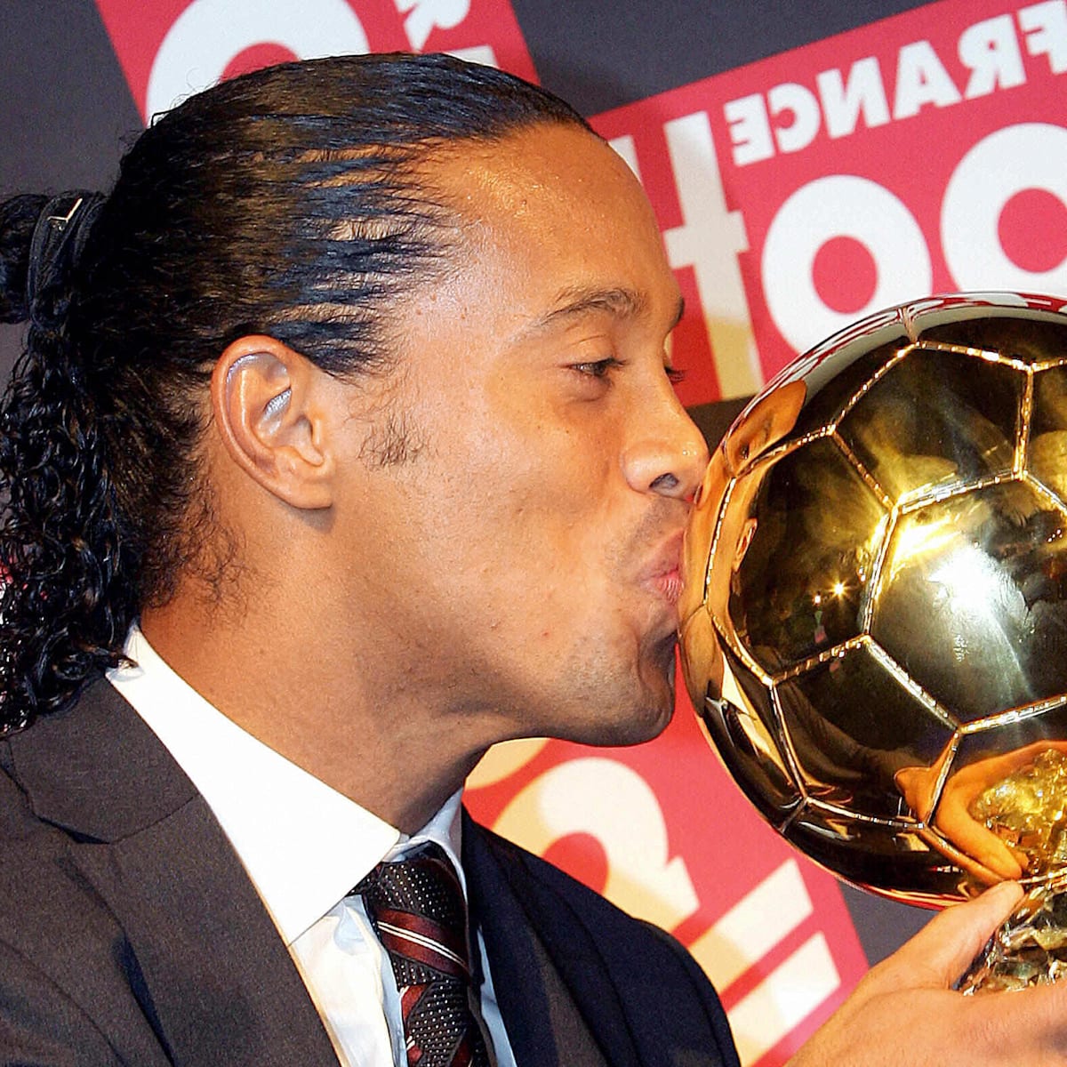 Em 2009, o FC Barcelona tornou-se o primeiro clube de futebol europeu a  ganhar seis grandes troféus em um ano, um feito conhecido como \, image size:1200x1200