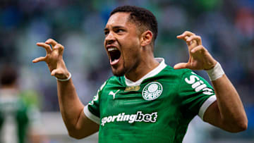 Vitor Roque deve ser titular