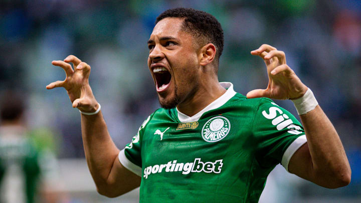 Vitor Roque deve ser titular