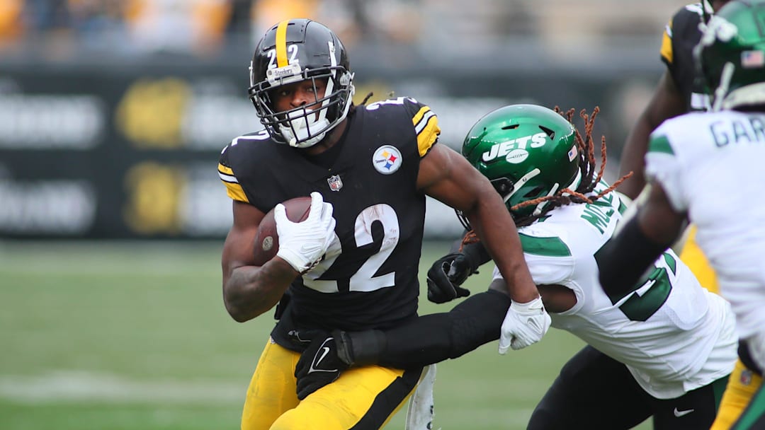 Najee Harris (22) of the Pittsburgh Steelers slips away from C.J. Mosley (57) of the New York Jets during the first half at Acrisure Stadium in Pittsburgh, PA on October 2, 2022.

Pittsburgh Steelers Vs New York Jets Week 4