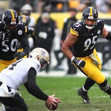 Pittsburgh Steelers Chris Wormley (95) locks his eyes on to a fumbled ball during the second half against the New Orleans Saints at Acrisure Stadium in Pittsburgh, PA on November 13, 2022.

Pittsburgh Steelers Vs New Orleans Saints Week 10