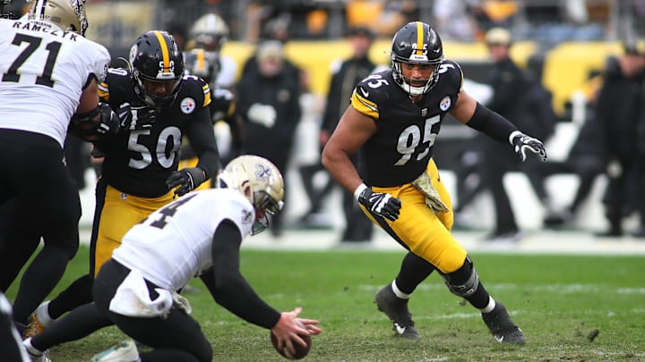 Pittsburgh Steelers Chris Wormley (95) locks his eyes on to a fumbled ball during the second half against the New Orleans Saints at Acrisure Stadium in Pittsburgh, PA on November 13, 2022.

Pittsburgh Steelers Vs New Orleans Saints Week 10