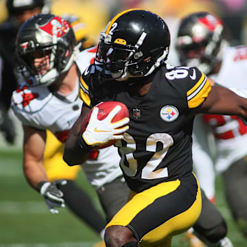 Steven Sims (82) of the Pittsburgh Steelers sprints downfield during the first half against the Tampa Bay Buccaneers at Acrisure Stadium in Pittsburgh, PA on October 16, 2022.

Pittsburgh Steelers Vs Tampa Bay Buccaneers Week 6