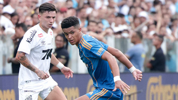 Kauã Prates (re.) im Einsatz für EC Cruzeiro Kauã Prates (re.) im Einsatz für EC Cruzeiro