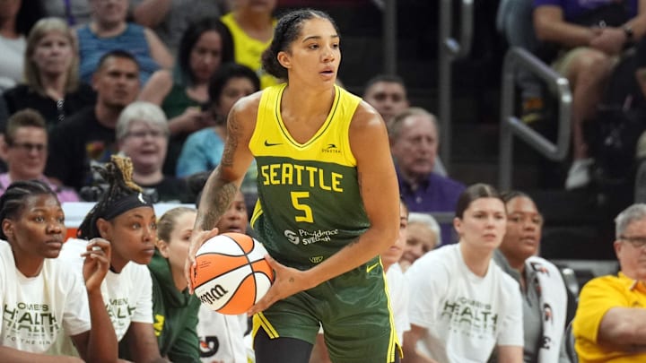 Seattle Storm forward Gabby Williams (5) controls the ball against the Phoenix Mercury against the Phoenix Mercury/