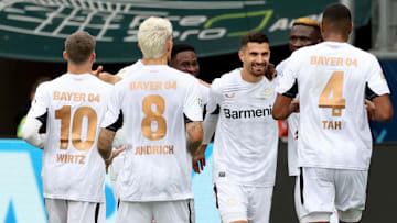 Torschütze Terrier wird von seinen Teamkollegen gefeiert