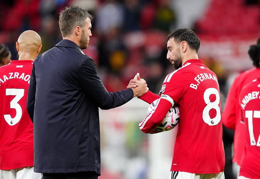 Michael Carrick (left) and Bruno Fernandes.