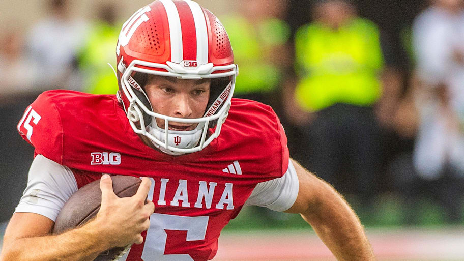 Indiana Hoosiers quarterback Fernando Mendoza