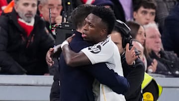 Xabi Alonso und Vinicius Junior umarmen sich Xabi Alonso und Vinicius Junior umarmen sich