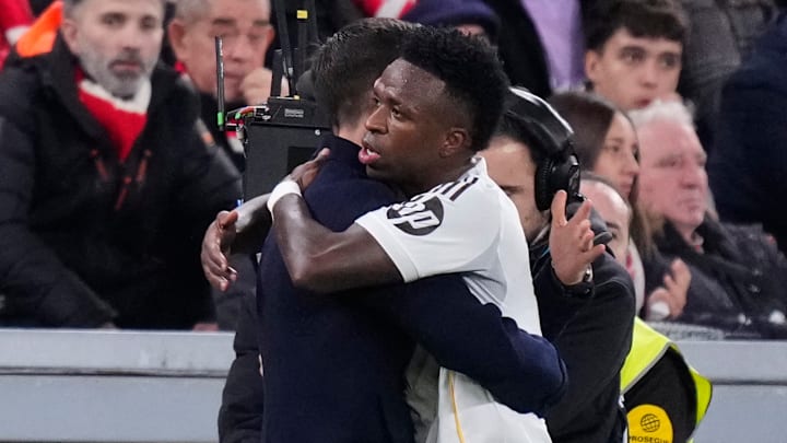 Xabi Alonso und Vinicius Junior umarmen sich Xabi Alonso und Vinicius Junior umarmen sich