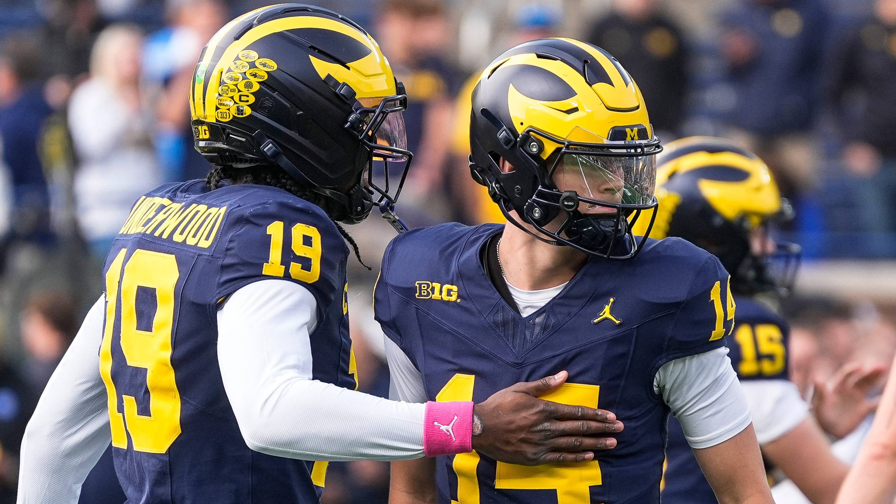 Tommy Carr and Bryce Underwood both see action during first half of Michigan-Indiana game