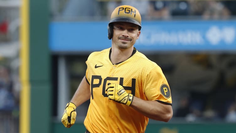 Sep 16, 2023; Pittsburgh, Pennsylvania, USA; Pittsburgh Pirates left fielder Bryan Reynolds (10)