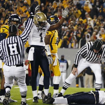 Dec 1, 2007, Morgantown, WV, USA; Pittsburgh Panthers running back (25) LeSean McCoy runs the ball close to the goal line but does not get the touchdown in the West Virginia Mountaineers 13-9 loss to the Pittsburgh Panthers at Mylan Puskar Stadium. Duhart recovered the fumble. Mandatory Credit: Bob Donnan-Imagn Images