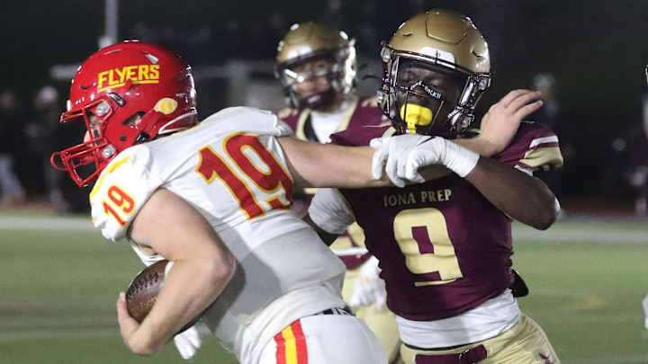 Iona Prep's Mamadee Sangaray (9) pressures Chaminade quarterback Timothy Murphy in a contest during the 2024 season. The Gaels won, 28-7. Iona Prep's Mamadee Sangaray (9) pressures Chaminade quarterback Timothy Murphy in a contest during the 2024 season. The Gaels won, 28-7.