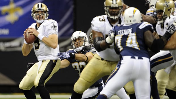 New Orleans Saints quarterback Drew Brees (9) throws a pass against the San Diego Chargers