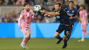 Lionel Messi y Dave Romney durante el transcurso del encuentro