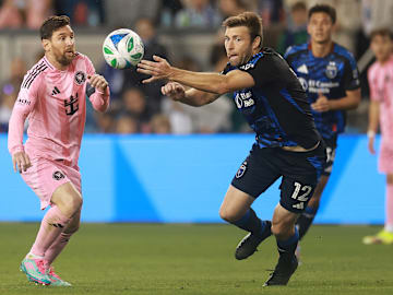 Lionel Messi y Dave Romney durante el transcurso del encuentro