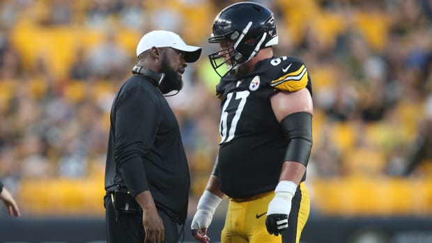 Aug 9, 2019; Pittsburgh, PA, USA;  Pittsburgh Steelers head coach Mike Tomlin (left) talks with