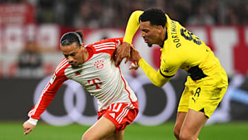 Leroy Sané (l.) im Zweikampf mit Felix Nmecha