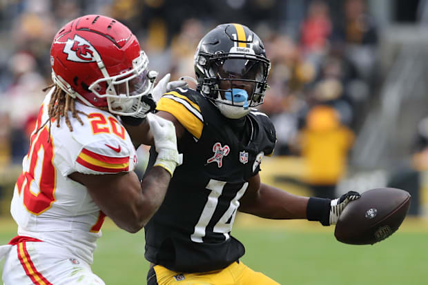 Pittsburgh Steelers wide receiver George Pickens runs after a catch against Kansas City Chiefs safety Justin Reid.