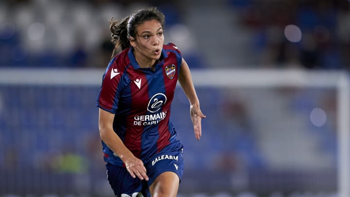 Paula Tomás joins Aston Villa on a two-year deal
