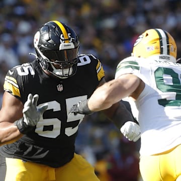 Pittsburgh Steelers offensive tackle Dan Moore Jr. blocks at the line of scrimmage against Green Bay Packers linebacker Lukas Van Ness. Mandatory Credit: Charles LeClaire-Imagn Images