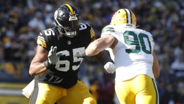 Pittsburgh Steelers offensive tackle Dan Moore Jr. (65) 