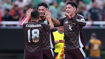 Raúl Jiménez logró el primer tanto de México y luego celebró con Andrés Guardado y Edson Álvarez Raúl Jiménez logró el primer tanto de México y luego celebró con Andrés Guardado y Edson Álvarez