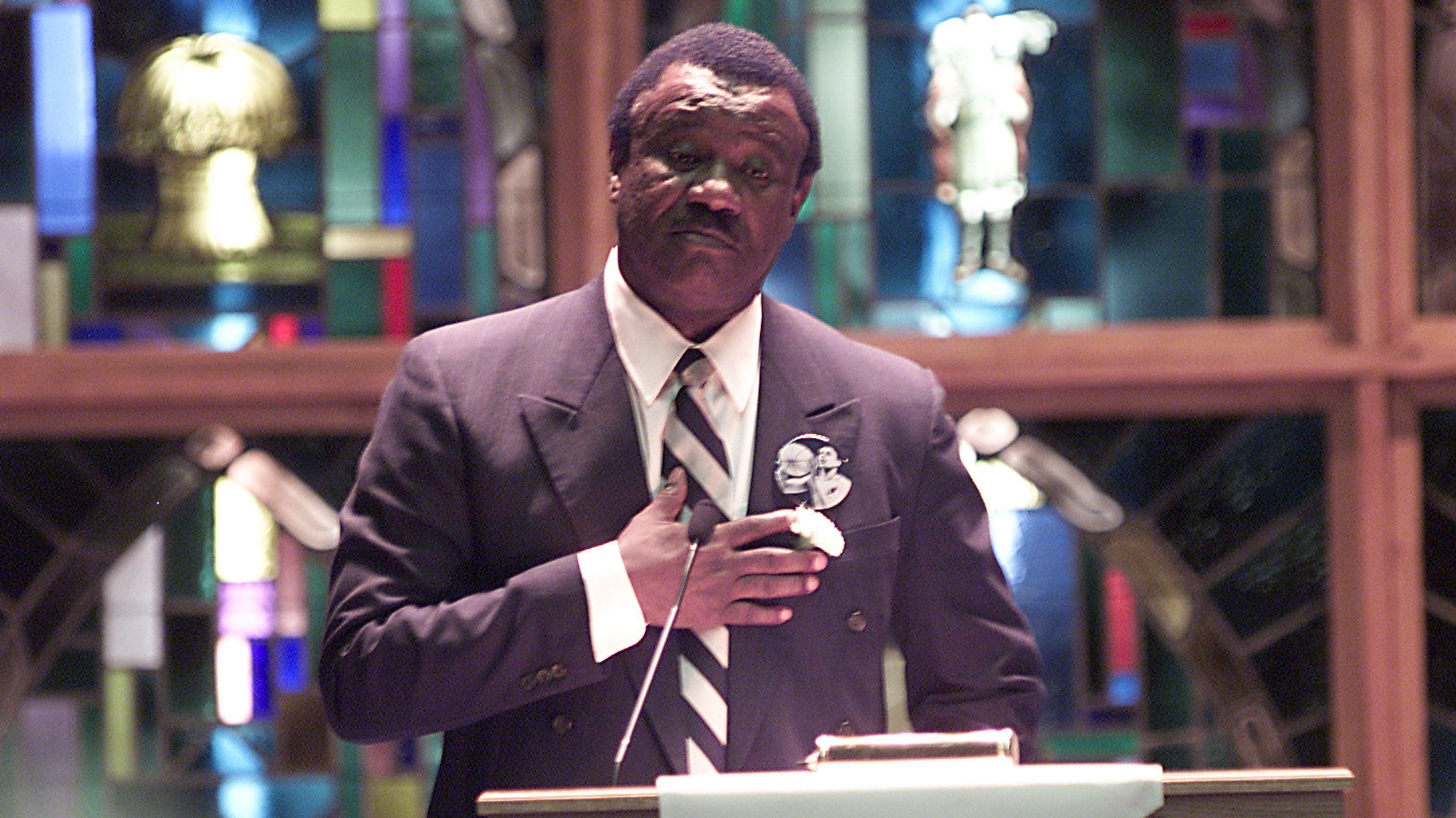 Former Arkansas coach Nolan Richardson pays tribute to Bobby Joe Hill.