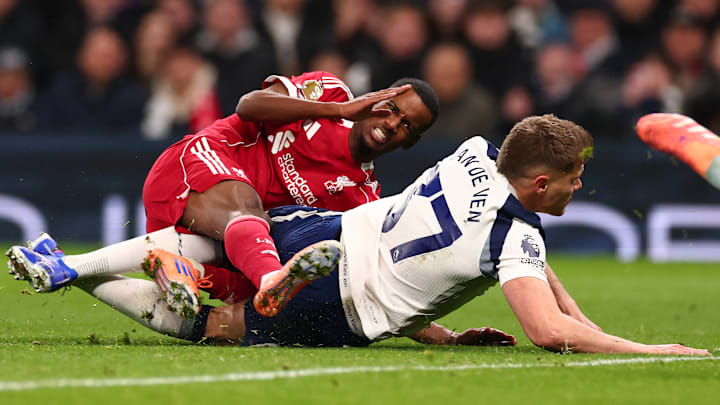 Alexander Isak (left) and Micky van de Ven tangled on Saturday.