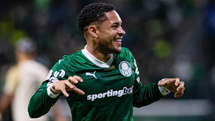 Vitor Roque é baixa de peso no ataque do Palmeiras 
