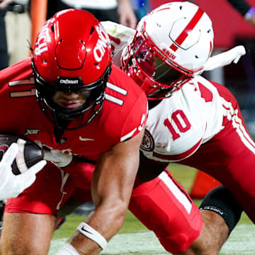 DUPLICATE***Cincinnati Bearcats tight end Joe Royer (11) catches a pass before being tackled by Nebraska Cornhuskers defensive back Andrew Marshall (10) in the fourth quarter of the Kansas City Classic season opening game between the Cincinnati Bearcats and Nebraska Cornhuskers, Aug. 28, 2025, at Arrowhead Stadium in Kansas City, Mo. Cornhuskers won 20-17.
