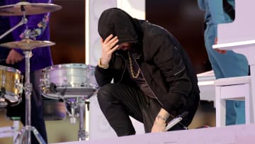 Eminem se arrodilló evocando el emblemático gesto en protesta a la violencia policial y discriminación racial en Estados Unidos 