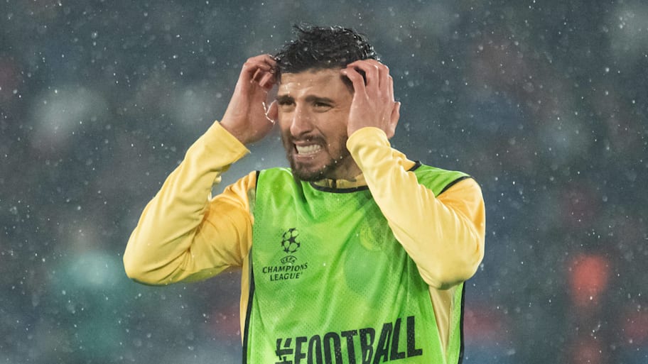 Rúben Dias looking pained while warming up for Manchester City