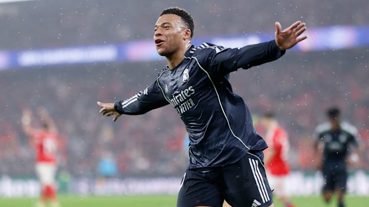 Kylian Mbappé a inscrit un doublé contre le Benfica Libsonne. Kylian Mbappé a inscrit un doublé contre le Benfica Libsonne.