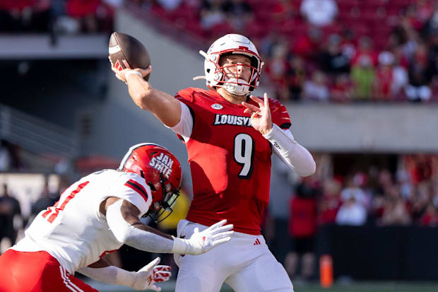 Louisville Cardinals quarterback Tyler Shough (9) 