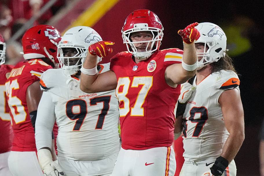 Travis Kelce celebrates
