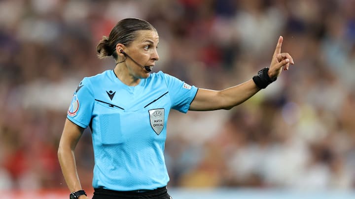 Stephanie Frappart sera l'arbitre de la finale Espagne - Angleterre Stephanie Frappart sera l'arbitre de la finale Espagne - Angleterre