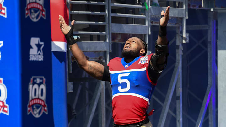 Sep 8, 2024; East Rutherford, New Jersey, USA; New York Giants linebacker Kayvon Thibodeaux (5) enters the field during pregame introductions before a game against the Minnesota Vikings at MetLife Stadium.  