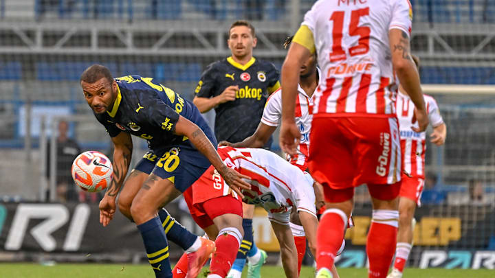 Joao Pedro topu kontrol etmeye çalışıyor.