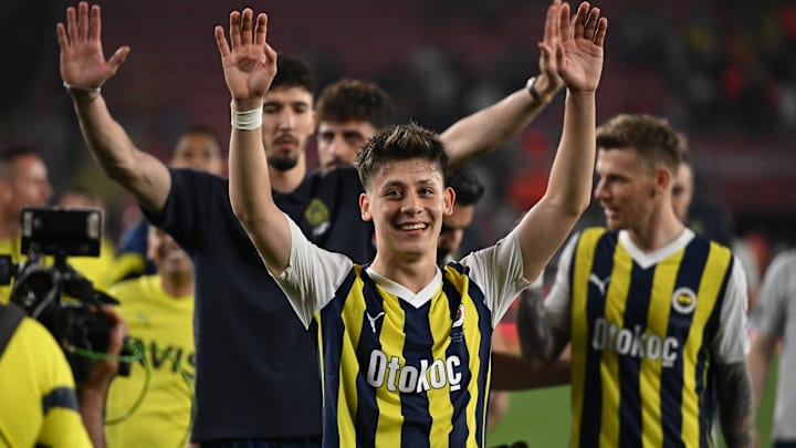 Arda Güler tribünleri selamlıyor.