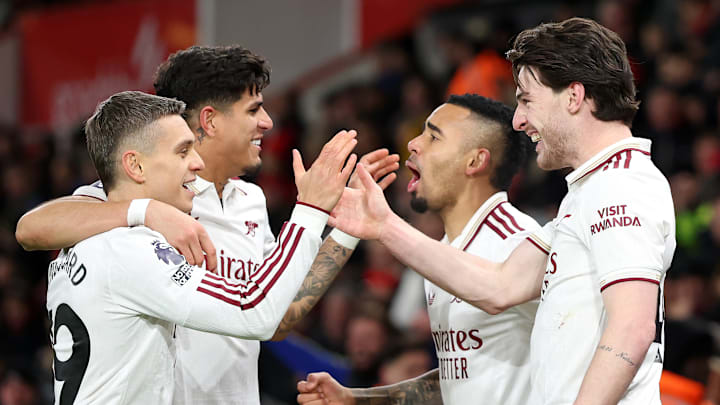El Arsenal venció al Bournemouth para mantenerse como líder de la Premier League, Aston Villa superó al Nottingham Forest y se consolidó como su principal perseguidor.