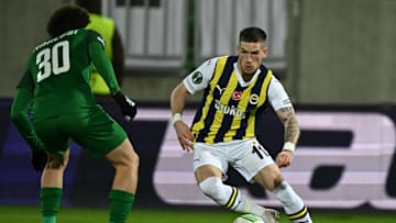 Ryan Kent rakibinden sıyrılmaya çalışıyor.
