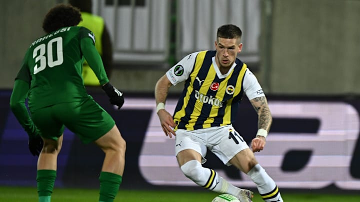Ryan Kent rakibinden sıyrılmaya çalışıyor. Ryan Kent rakibinden sıyrılmaya çalışıyor.