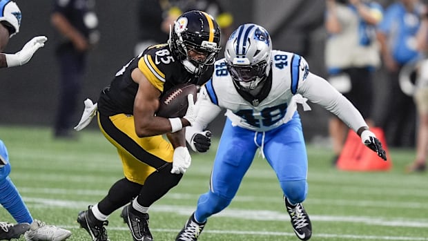 Football player runs with the bal