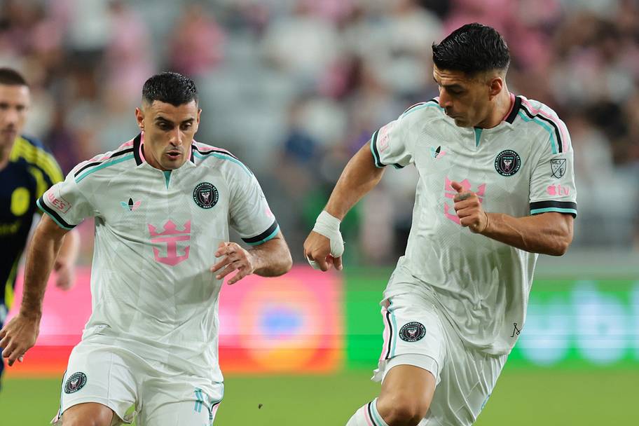 Germán Berterame (leftt), Luis Suárez (right) 