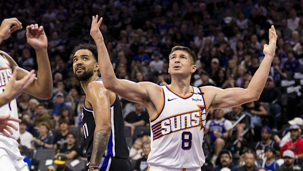 The Phoenix goalkeeper Suns Grayson Allen (8) reacts after having hired the sacramento Kings Trey Lyles (41) striker during the second quarter