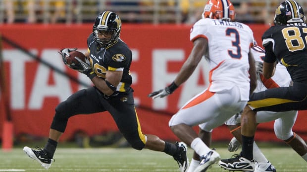 Missouri Tigers running back De'Vion Moore (26) carries the ball against the Illinois Fighting Illini during the second half 