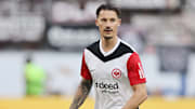 Robin Koch bleibt der Eintracht wohl erhalten.