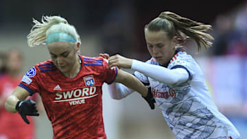Auf Lyon mit Ellie Carpenter (links) trafen die Bayern mit Klara Bühl schon 2021